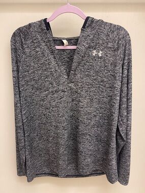Women’s Under Armour V-neck hoodie size XL